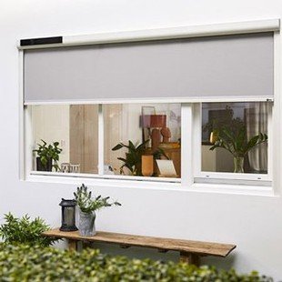  somfy-solar-powered-motor-screen-home-facade-solar-panel